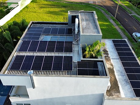 Vista aérea de residência de arquitetura moderna com módulos solares