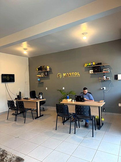 Escritório da Martol Solar, com a equipe em atendimento