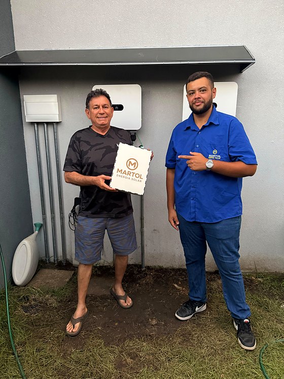 Cliente e integrante da equipe da Martol na entrega de um sistema instalado