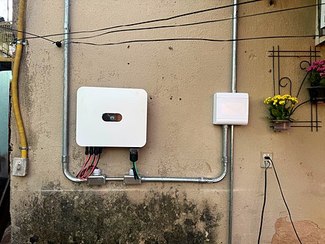 Inversor Huawei instalado em parede externa de residência
