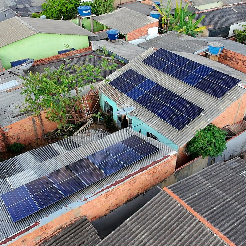 Vista aérea de residências vizinhas com módulos solares instalados
