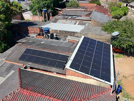 Vista aérea de residências em área urbana com sistemas fotovoltaicos