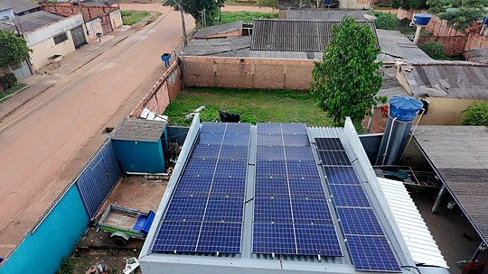 Módulos solares instalados em cobertura de área ampla