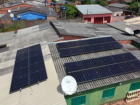 Módulos solares instalados sobre telhado de fibrocimento e telha colonial