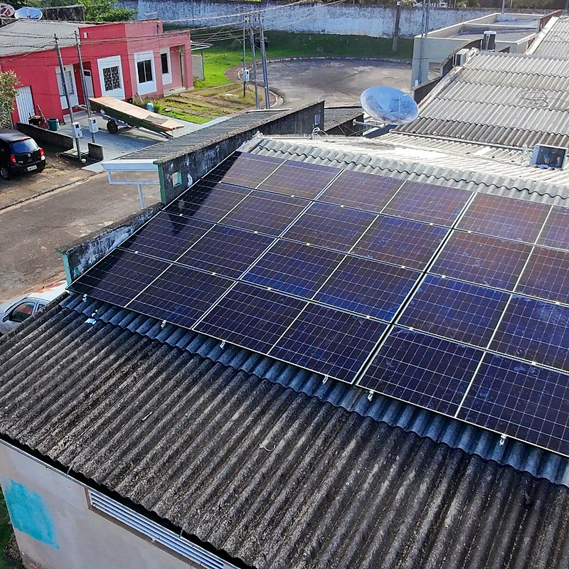 Vista aérea de módulos solares instalados em cobertura de área ampla